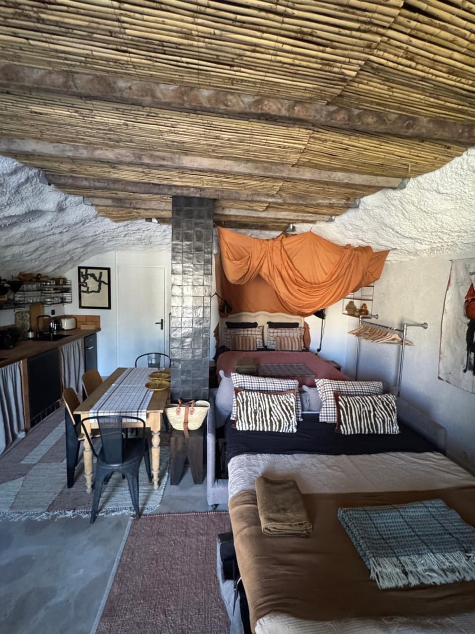 CaBaNa 52 La Suite troglodyte Proche Lourmarin Bed and Breakfast in La Roque-d'Anthéron