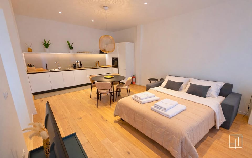 Bed, TV and multimedia, Living room, Seating area, Dining area, Lunch, kitchen