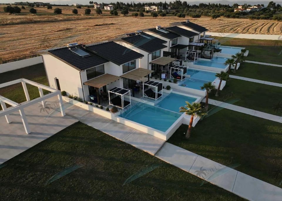 Property building, Day, Bird's eye view, Pool view, Swimming pool, sunbed