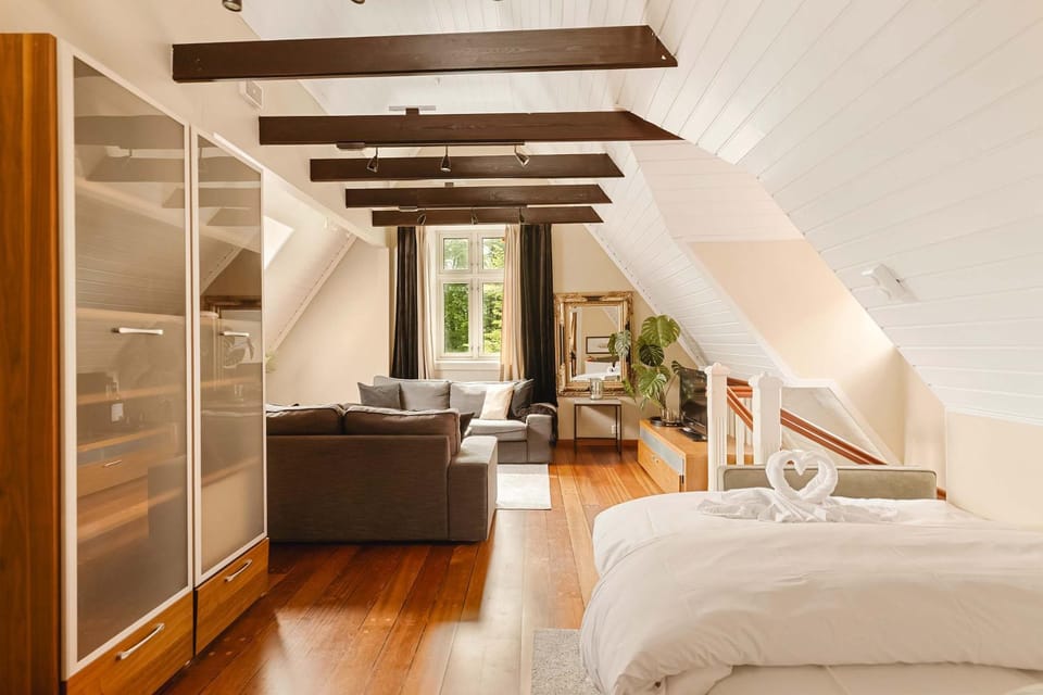Bed, Living room, Photo of the whole room, wardrobe