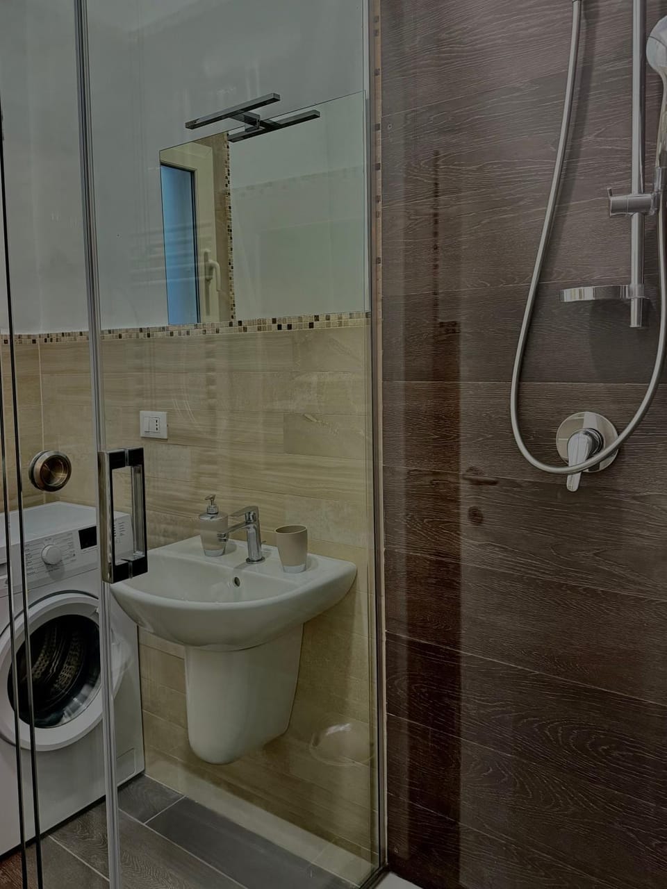 Shower, Toilet, Bathroom, towels, washing machine