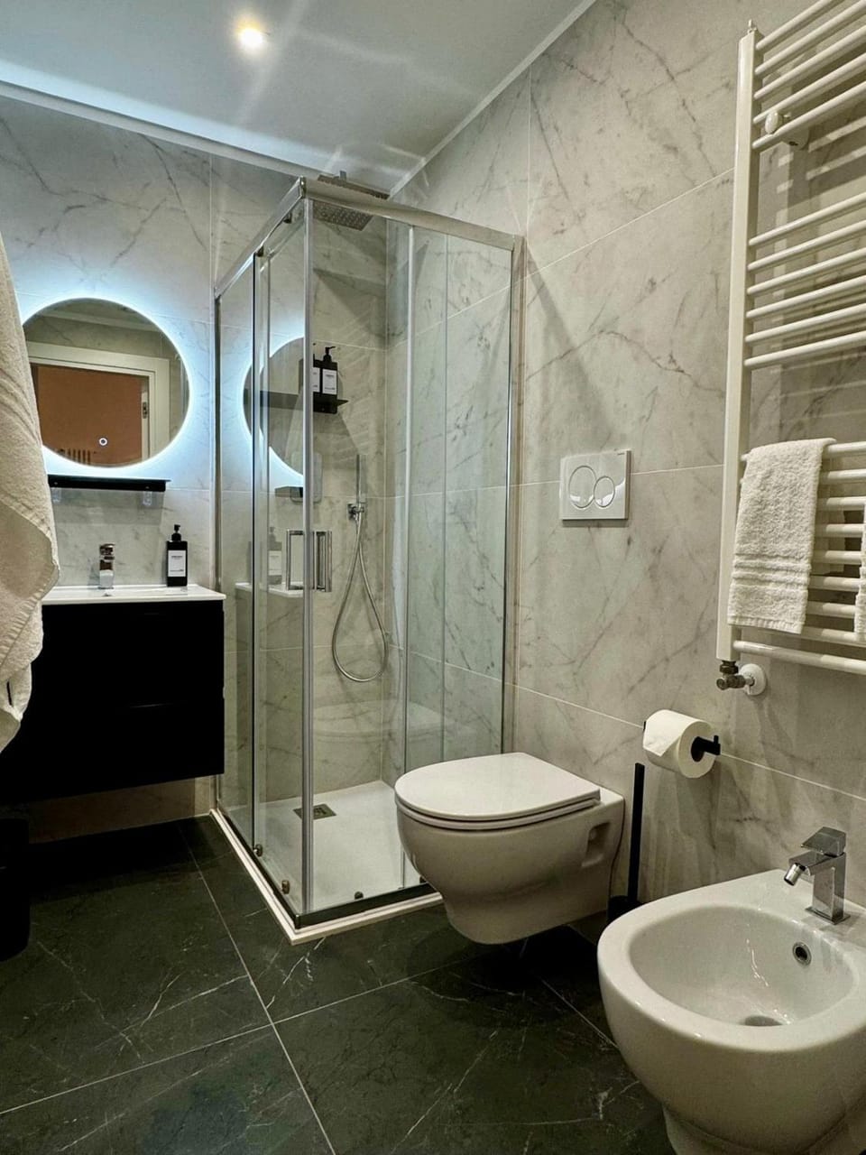 Shower, Toilet, Bathroom, bidet, towels