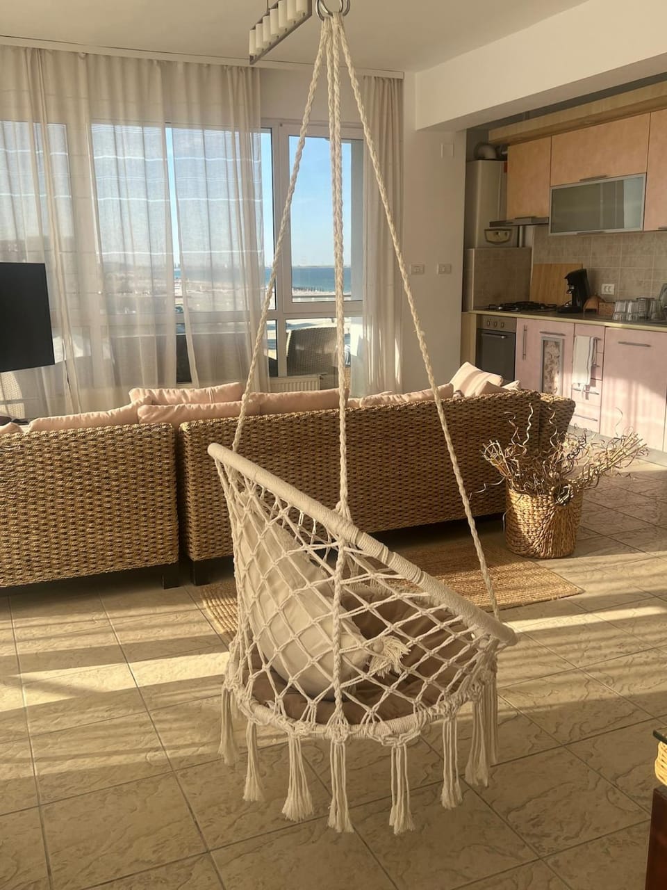 TV and multimedia, Kitchen or kitchenette, Living room, Seating area, Dining area