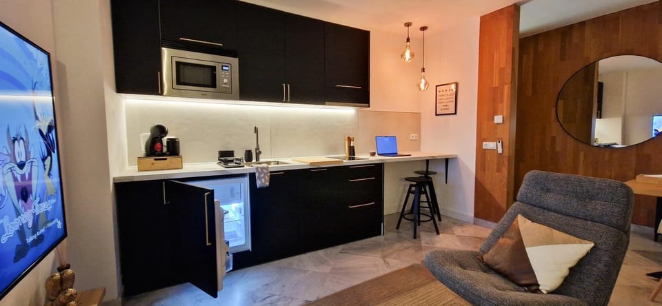 Kitchen or kitchenette, Living room, Seating area, Dining area, minibar, stove