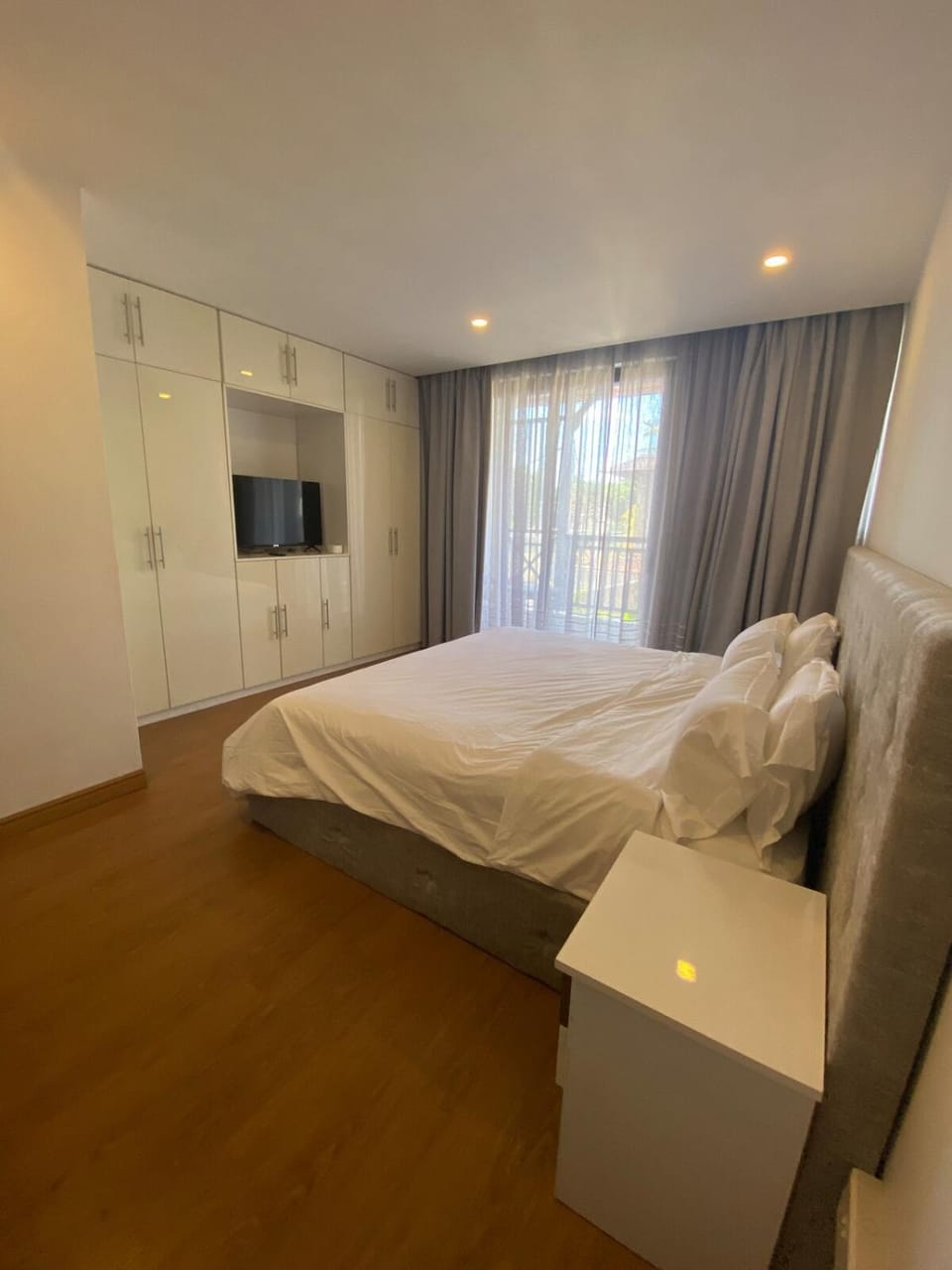 Bed, TV and multimedia, Photo of the whole room, Bedroom, towels