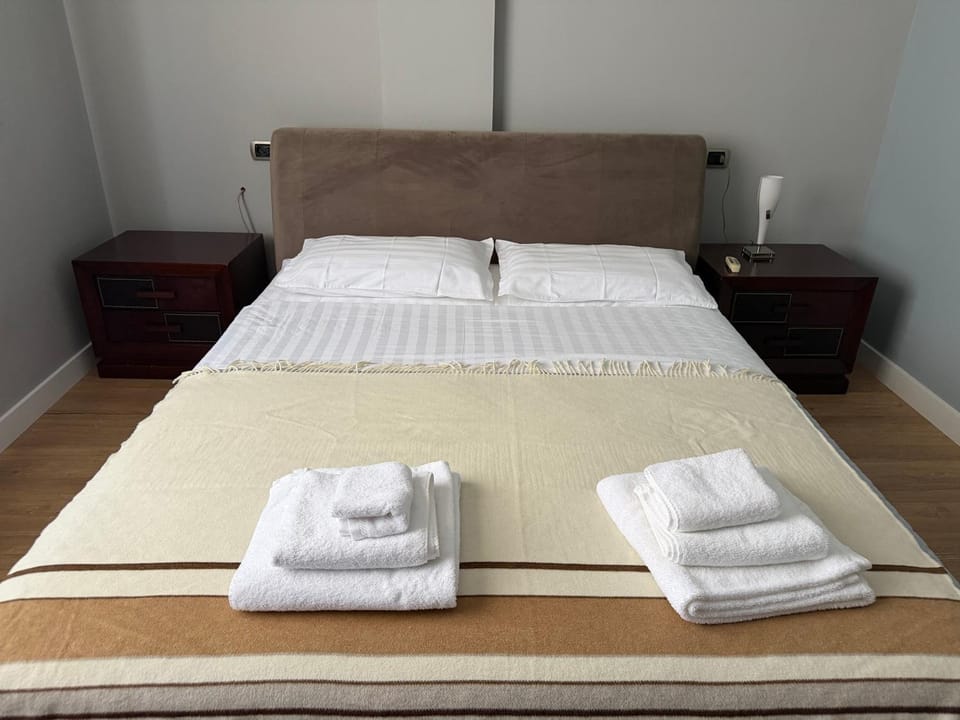 Bed, Bedroom, towels