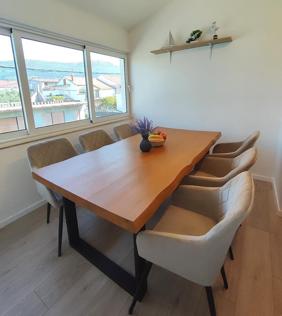 Seating area, Dining area