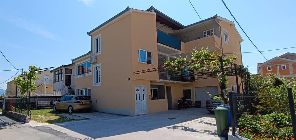 Property building, Day, Neighbourhood, Street view, Location, Parking