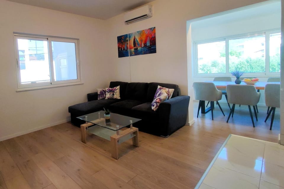 Living room, Seating area, Dining area, air conditioner