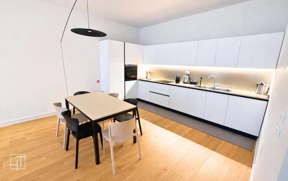 Day, Coffee/tea facilities, Living room, Seating area, Time of day, dishwasher, oven, stove, kitchen