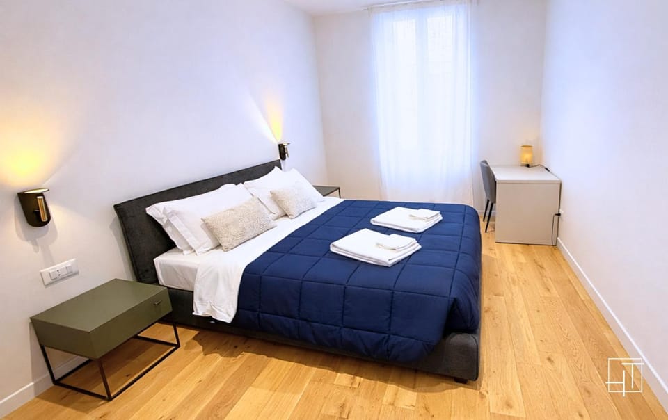 Bed, Night, Photo of the whole room, Seating area, Bedroom, towels