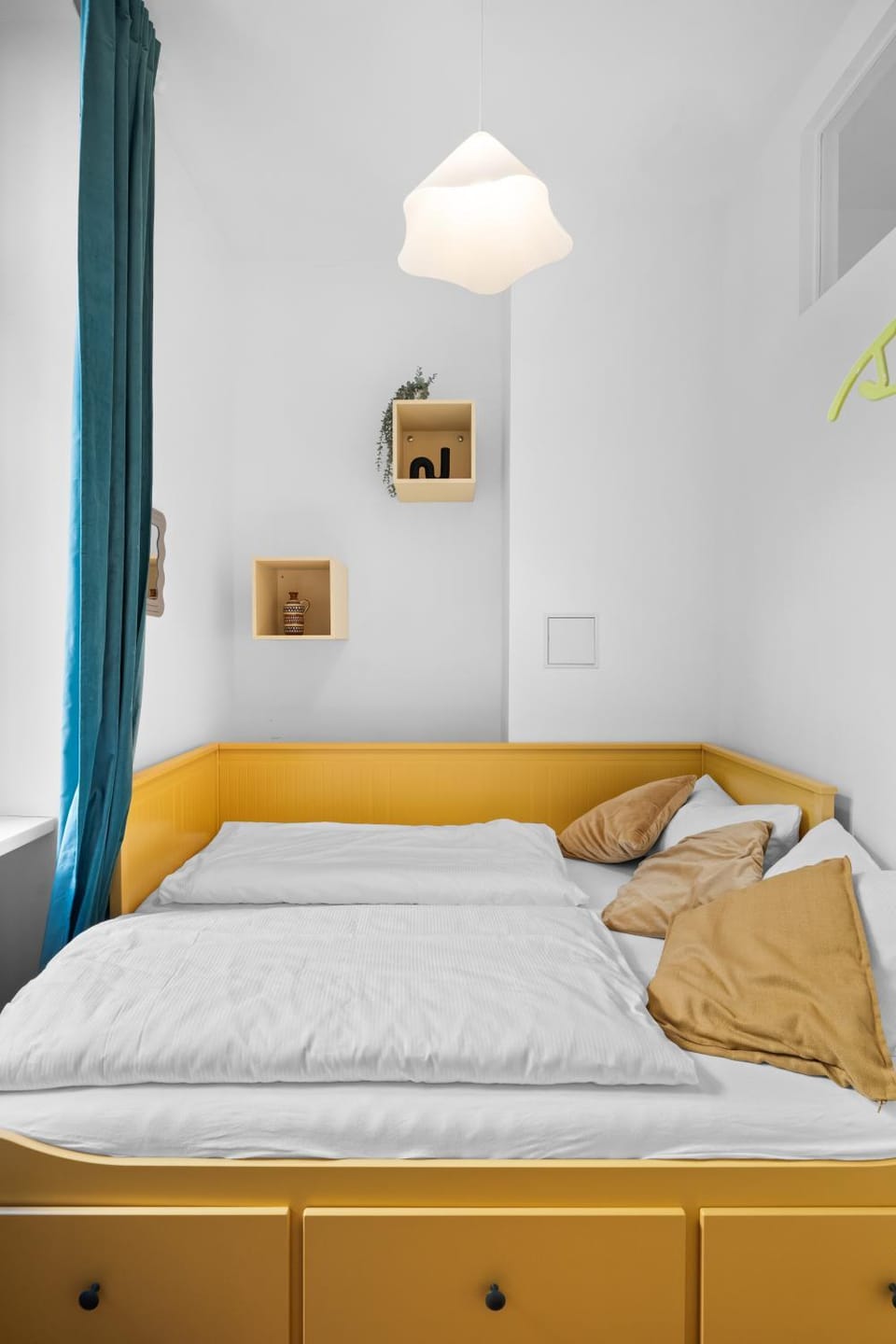 Bed, Photo of the whole room, Decorative detail, Decorative detail, Bedroom, Area and facilities, Area and facilities, internet