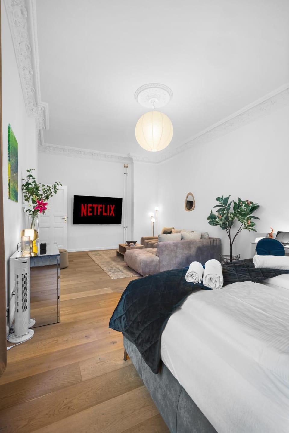 Bed, Living room, Photo of the whole room, Seating area, Bedroom