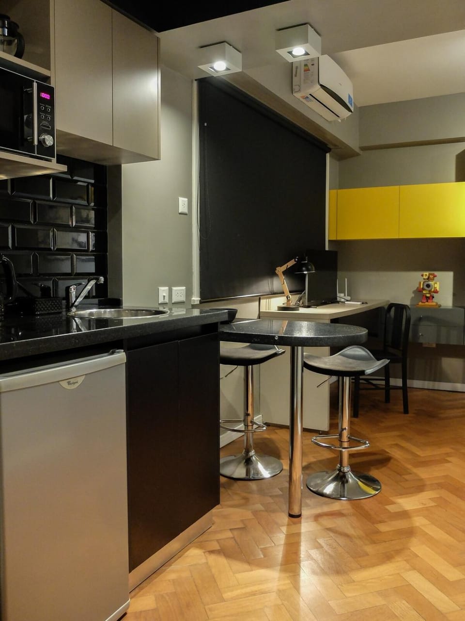 Kitchen or kitchenette, Dining area, oven