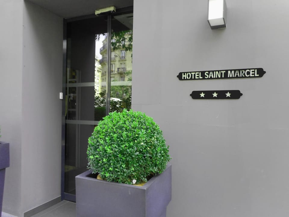 Facade/entrance, Day, Street view