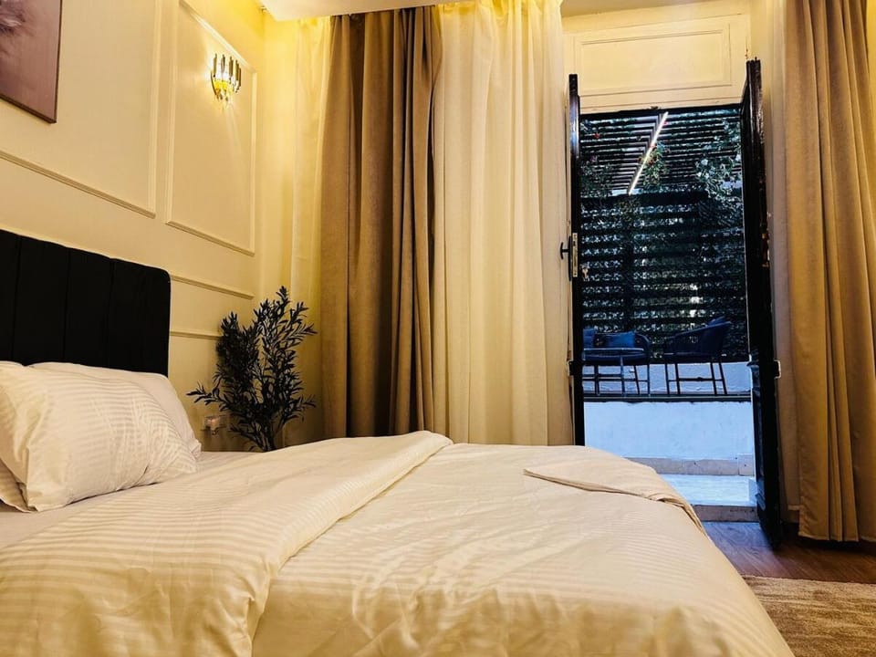 Urban Garden Retreat Cozy Studio and Private Patio Apartment in Cairo