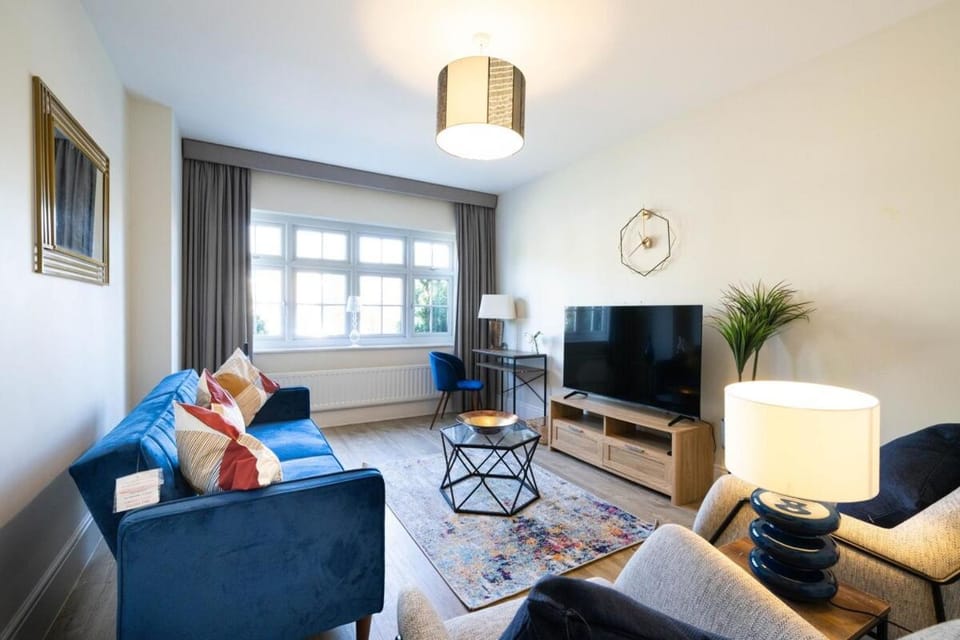 Communal lounge/ TV room, TV and multimedia, Living room, Seating area, Evening entertainment