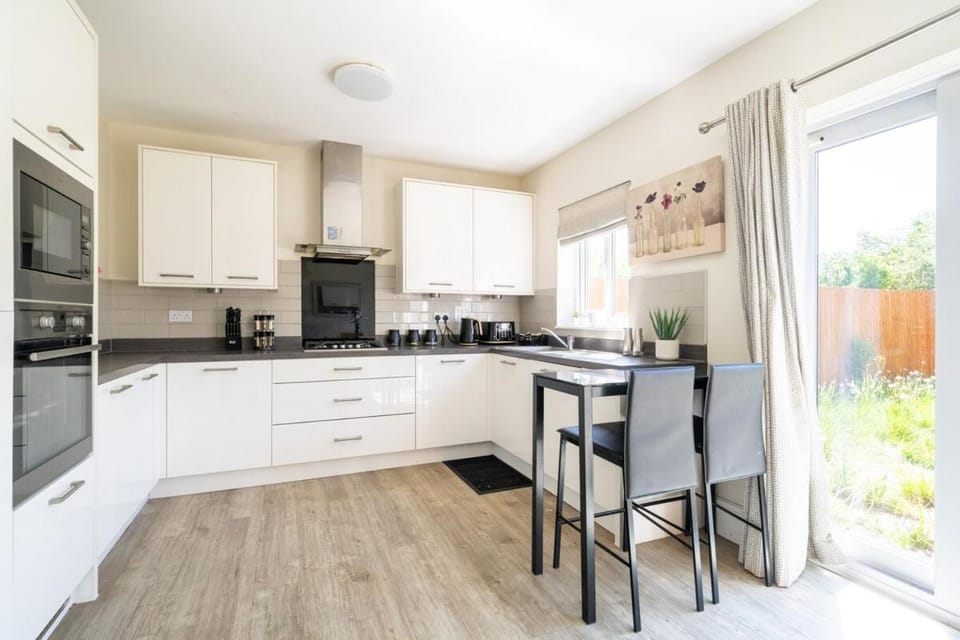 Kitchen or kitchenette, Dining area, dishwasher, oven, stove