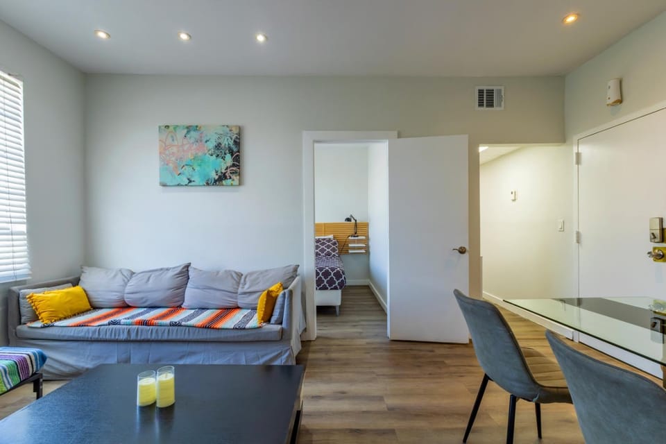Coastal 2BR Escape | Walk to Beach & 2 Queen Beds Apartment in Flamingo Lummus