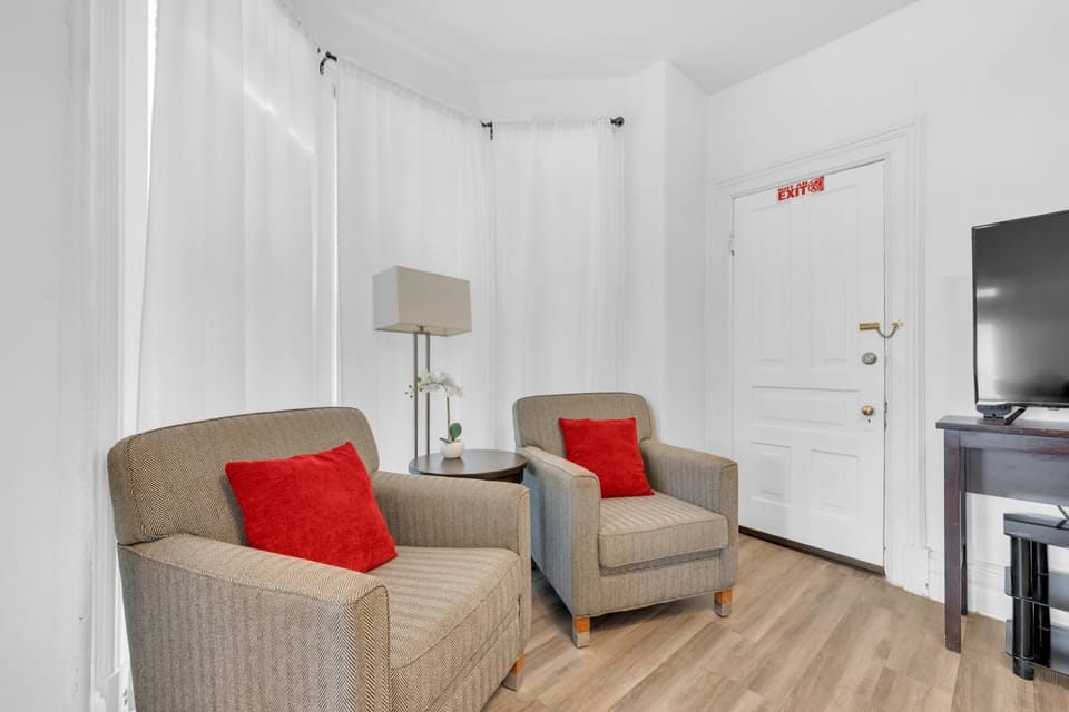 Detroit 3BR in Mexicantown | Sleeps 7 + WiFi Apartment in Windsor