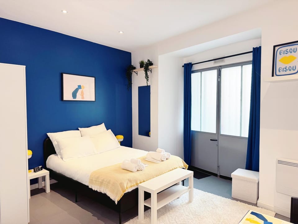Bed, Photo of the whole room, Bedroom, towels