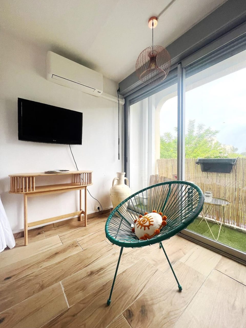 Seating area, air conditioner