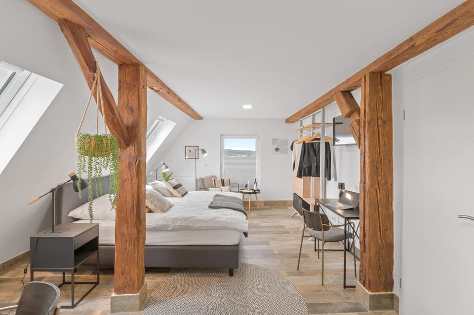 Bed, TV and multimedia, Photo of the whole room, Seating area, Bedroom
