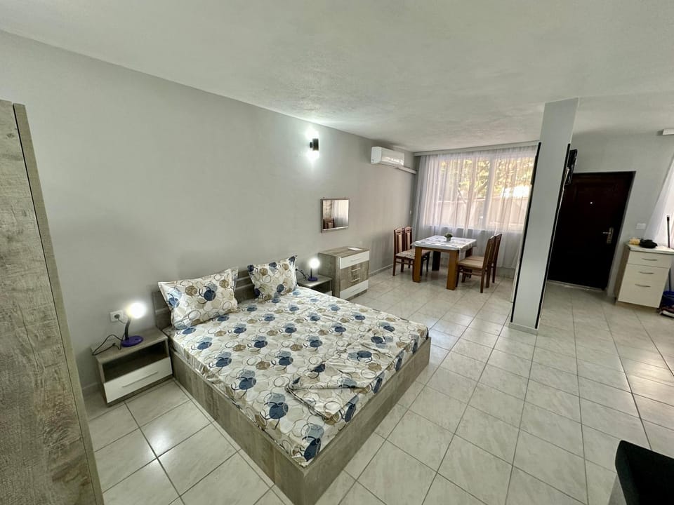 Bed, TV and multimedia, Living room, Photo of the whole room, Seating area, Dining area, Bedroom, towels