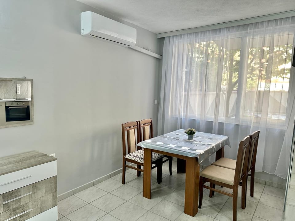 Kitchen or kitchenette, Dining area, air conditioner