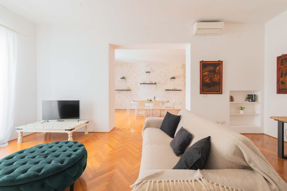 Communal lounge/ TV room, TV and multimedia, Living room, Seating area, air conditioner