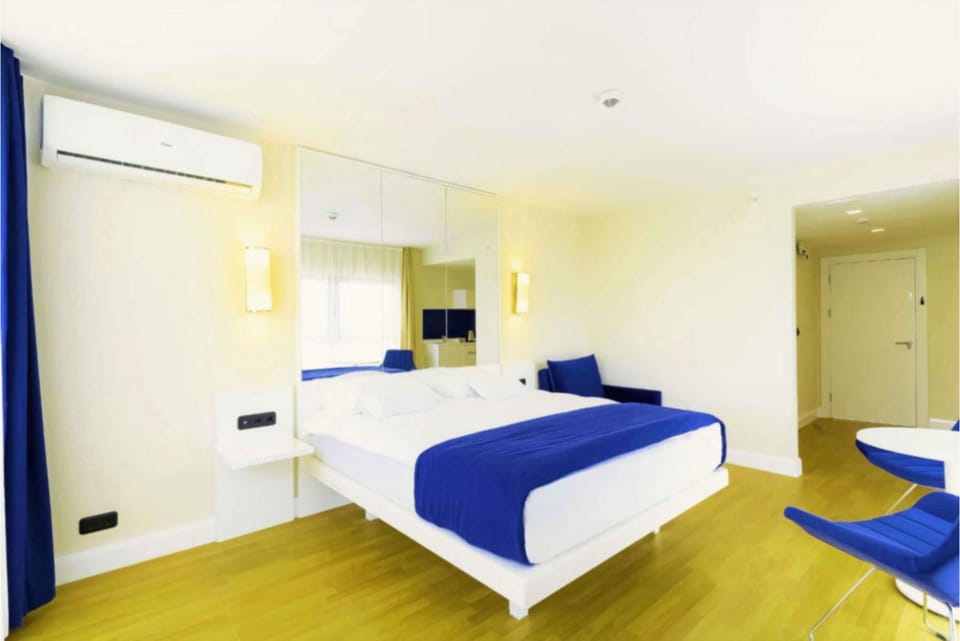 Bed, TV and multimedia, Photo of the whole room, Bedroom, towels, air conditioner