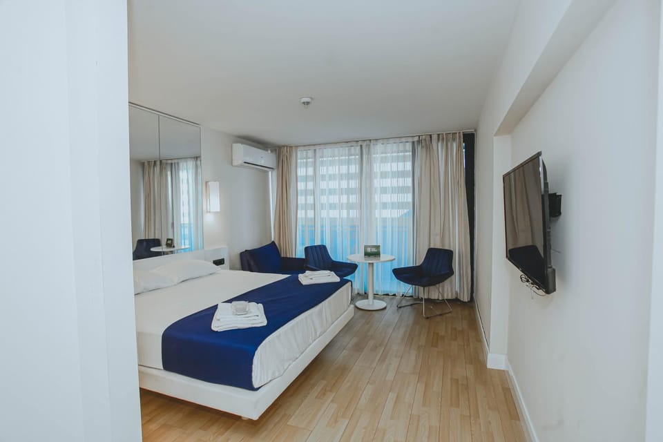 Bed, TV and multimedia, Photo of the whole room, Bedroom