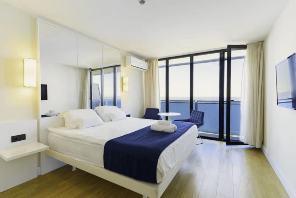 Bed, TV and multimedia, Photo of the whole room, Bedroom