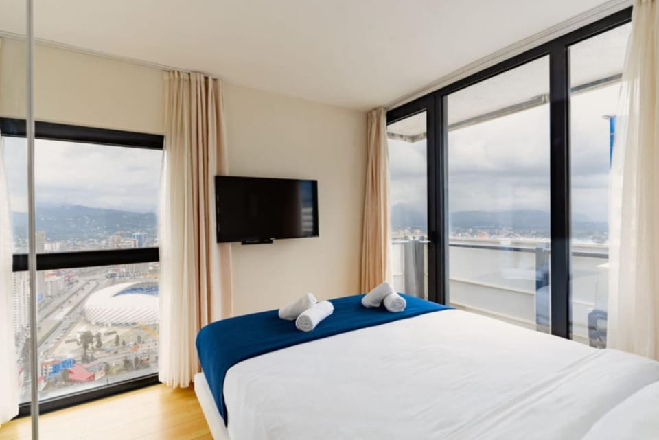 Communal lounge/ TV room, Bed, Natural landscape, TV and multimedia, View (from property/room), Balcony/Terrace, Photo of the whole room, Evening entertainment, Bedroom, Lake view, Mountain view, River view, Sea view