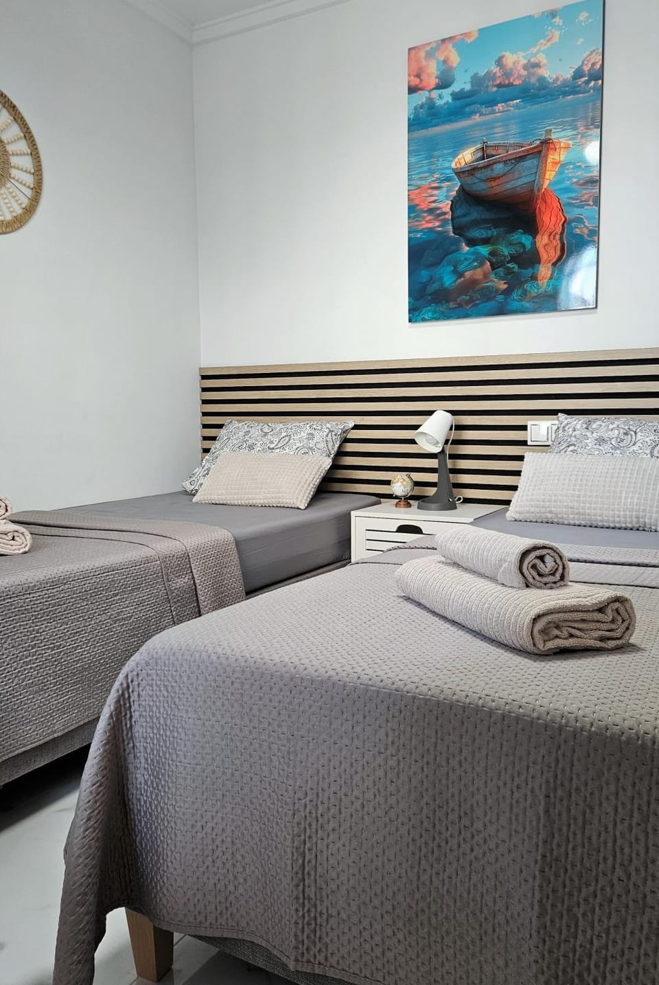 Bed, Bedroom, towels