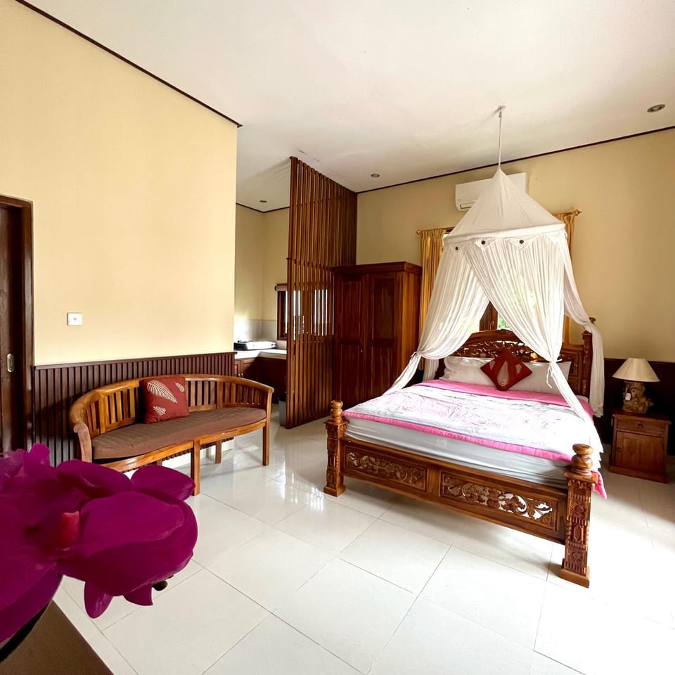 Bed, Seating area, Bedroom