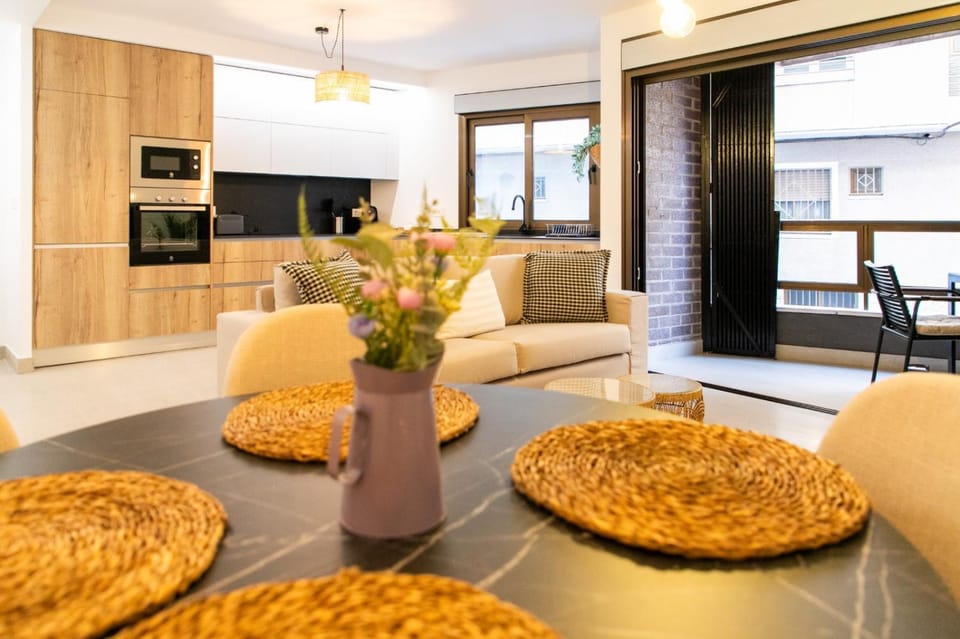 Kitchen or kitchenette, Living room, Food and drinks, Dining area