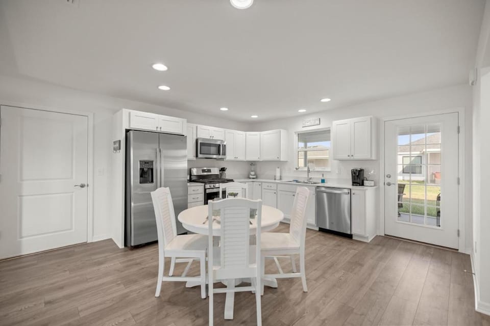 Coffee/tea facilities, Kitchen or kitchenette, Food and drinks, Dining area, Food, dishwasher, oven, stove, toaster