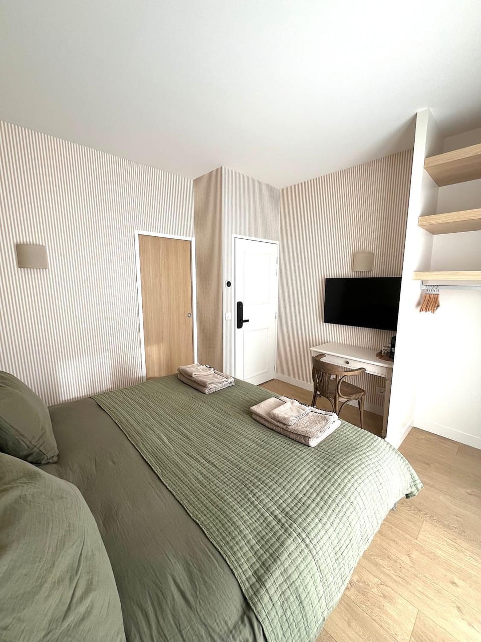 Bed, TV and multimedia, Bedroom