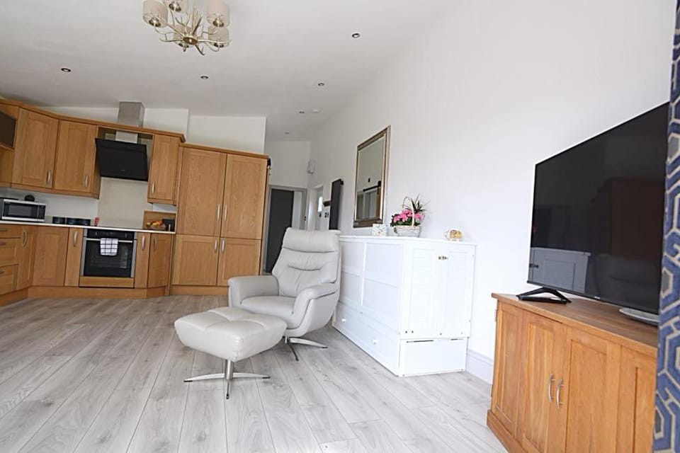 Beautiful Lodge in Newmarket with parking Apartment in Forest Heath District