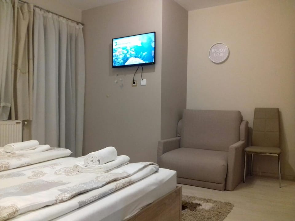 Bed, TV and multimedia, Bedroom