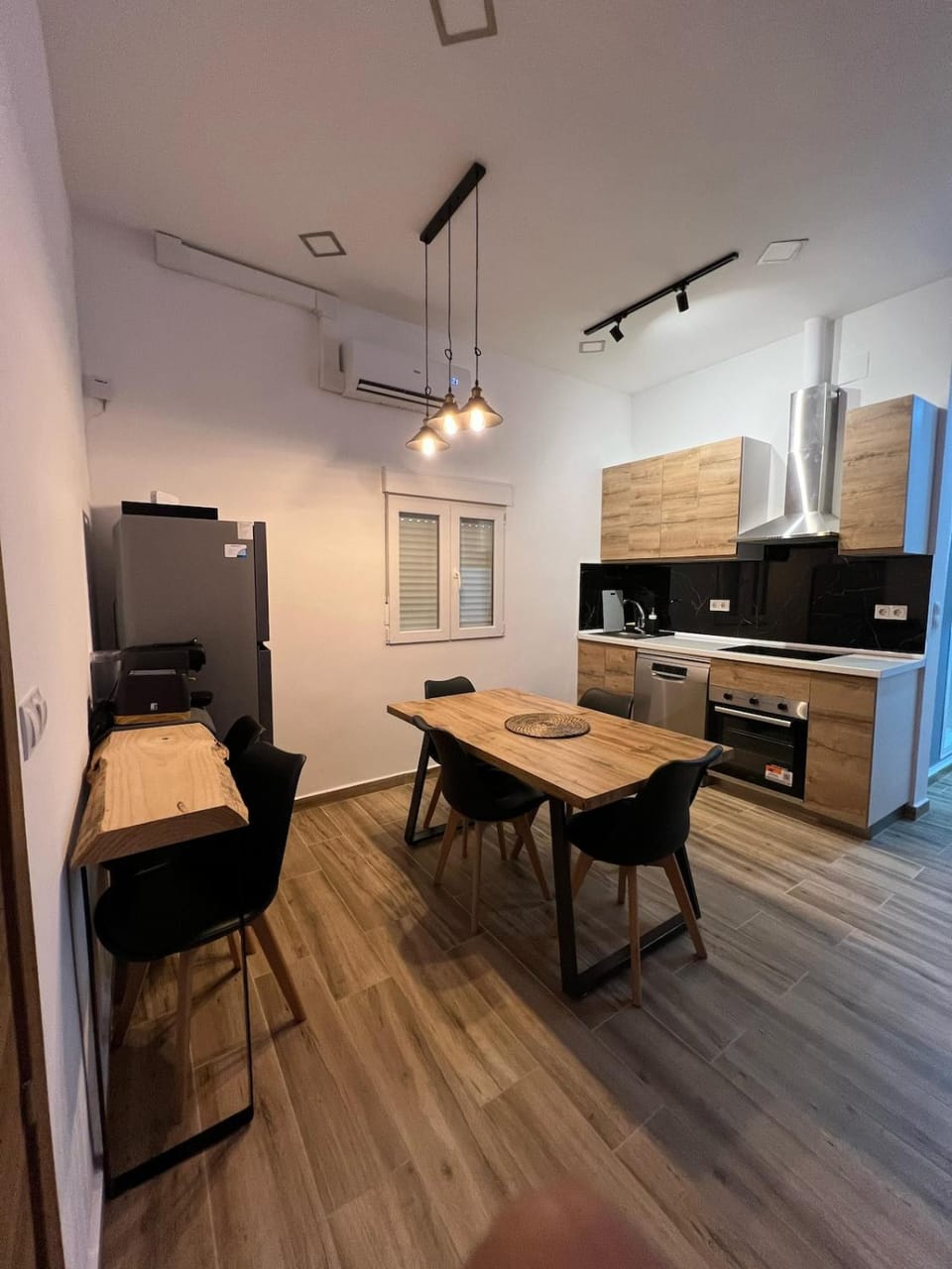 Kitchen or kitchenette, Dining area, oven, stove