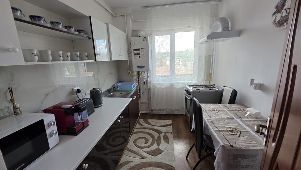 Kitchen or kitchenette, Dining area, microwave, oven, stove