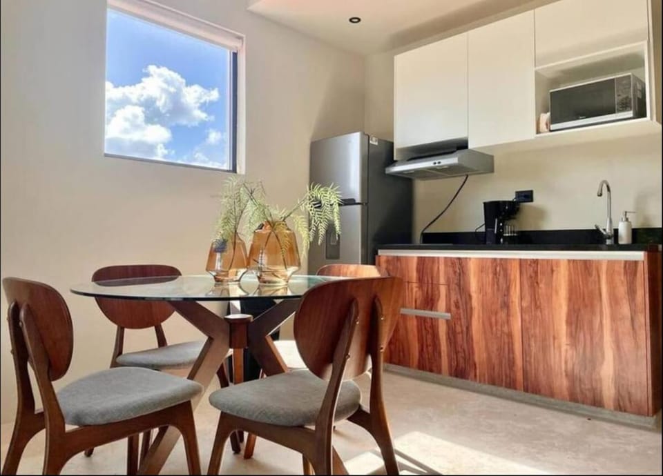 Kitchen or kitchenette, Seating area, Dining area, stove