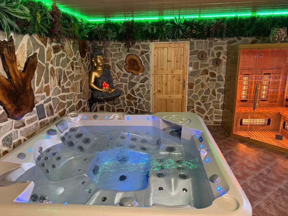Hot Tub, Sauna