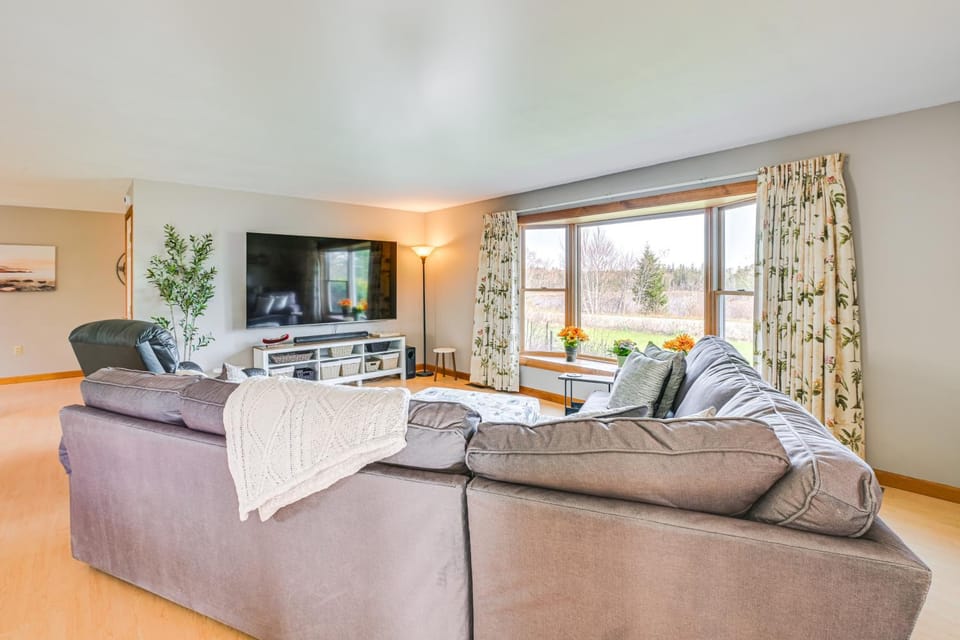 Bay Views: Peaceful Acadia National Park Getaway! House in Milbridge