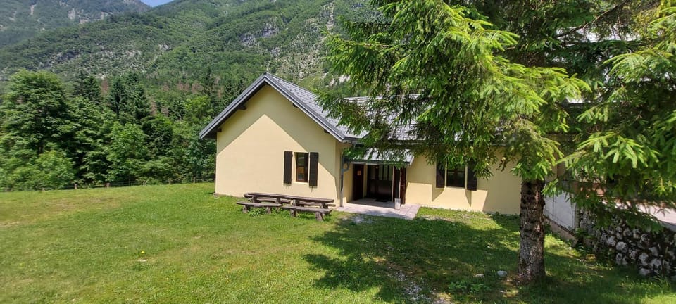 Dom dr Klementa Juga v Lepeni Bed and Breakfast in Friuli-Venezia Giulia