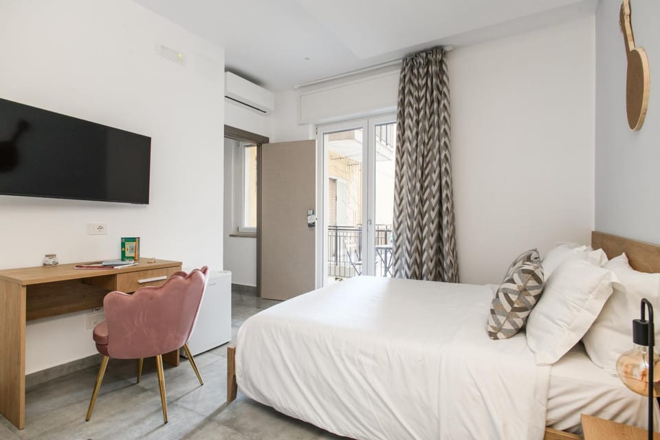 Communal lounge/ TV room, Bed, TV and multimedia, Balcony/Terrace, Balcony/Terrace, Living room, Photo of the whole room, Seating area, Evening entertainment, Bedroom, wardrobe, air conditioner