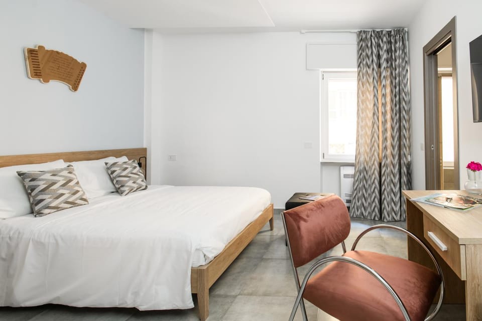 Bed, TV and multimedia, Living room, Photo of the whole room, Seating area, Bedroom, minibar, wardrobe, air conditioner