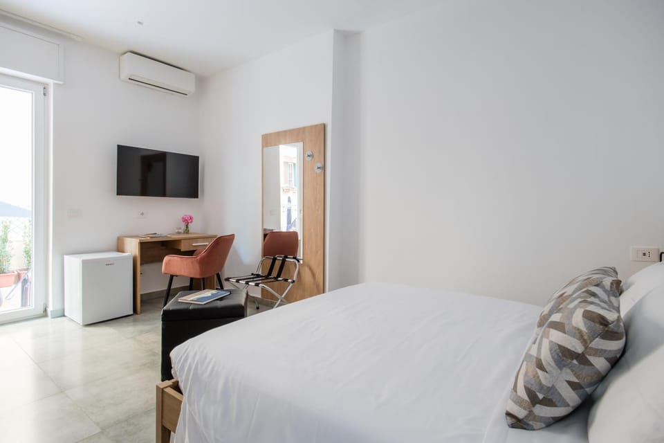 Bed, TV and multimedia, Living room, Photo of the whole room, Seating area, Evening entertainment, Bedroom, air conditioner